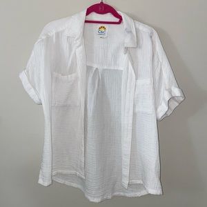 Medium Lightweight White Button Up T-shirt
